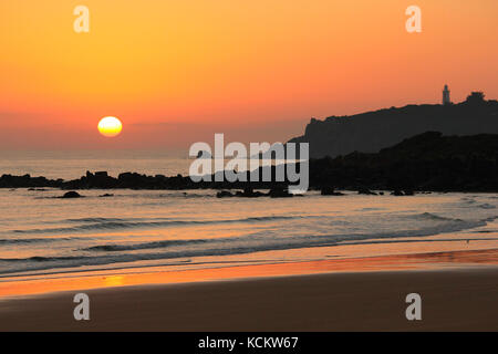 Sonnenaufgang über Coles Beach mit dem Mersey Bluff Lighthouse im Hintergrund. Devonport, Tasmanien, Australien Stockfoto