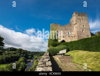 Blick von Richmond Castle des Flusses Swale und der alten Steinbrücke. Richmond, North Yorkshire, England. Stockfoto