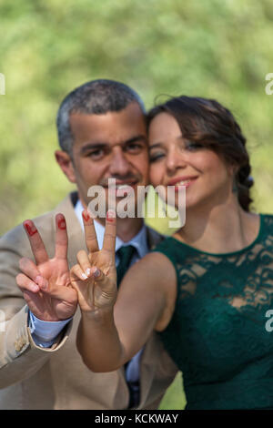Junges Paar Schaffung von Liebe Wort. Stockfoto