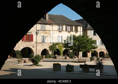 Villefranche-de-Rouergue (Südfrankreich): Traditionelle Häuser auf dem Platz "Place de la Bastide". Fassaden von traditionellen Häusern und Bögen der Form Stockfoto