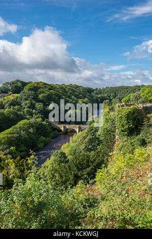 Blick auf den Fluss swale und die alte steinerne Brücke in Richmond, North Yorkshire, England. Stockfoto