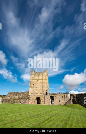 Richmond Castle in hellen September Sonnenschein. Eine historische touristische Ort in North Yorkshire, England. Stockfoto