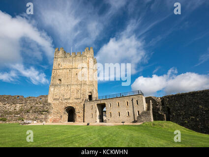 Richmond Castle in hellen September Sonnenschein. Eine historische touristische Ort in North Yorkshire, England. Stockfoto