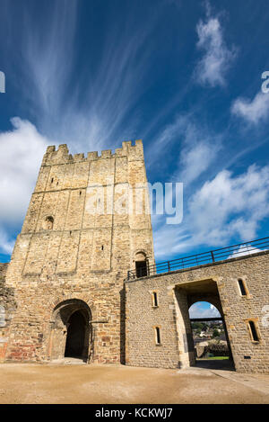 Richmond Castle in hellen September Sonnenschein. Eine historische touristische Ort in North Yorkshire, England. Stockfoto