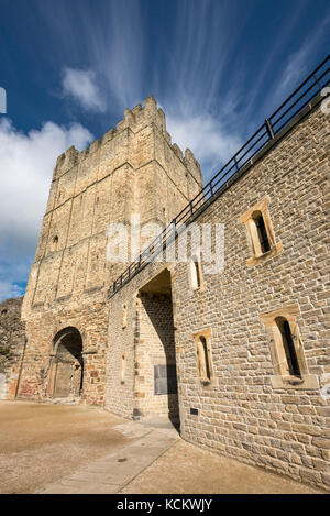 Richmond Castle in hellen September Sonnenschein. Eine historische touristische Ort in North Yorkshire, England. Stockfoto