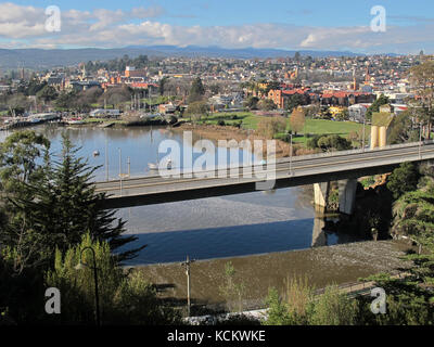 Pherson Bridge über den South Esk River, wo er in den Tamar River mündet. Ben Lomond, mit einer Schneedecke, liegt in der Ferne. Launceston, Tasmanien Stockfoto