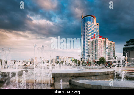 Minsk, Weißrussland - Juni 28, 2017: Stadt Brunnen auf dem Hintergrund der Business Center Royal Plaza. Stockfoto