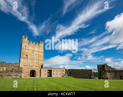 Richmond Castle in hellen September Sonnenschein. Eine historische touristische Ort in North Yorkshire, England. Stockfoto