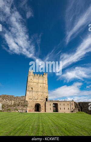Richmond Castle in hellen September Sonnenschein. Eine historische touristische Ort in North Yorkshire, England. Stockfoto