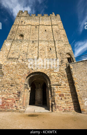 Richmond Castle in hellen September Sonnenschein. Eine historische touristische Ort in North Yorkshire, England. Stockfoto