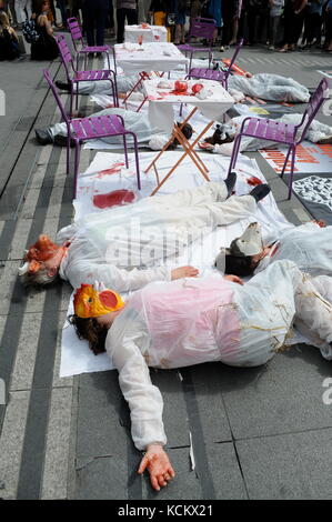 L269 Tierschutzaktivisten protestieren gegen Tierverstöße und fordern die Schließung von Schlachthöfen in Lyon, Frankreich Stockfoto