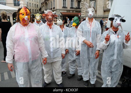 L269 Tierschutzaktivisten protestieren gegen Tierverstöße und fordern die Schließung von Schlachthöfen in Lyon, Frankreich Stockfoto