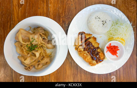 Gebratenes Schweinefleisch mit Reis oder butadon, gebratenes Schweinefleisch mit Reis oder Tonkatsu (japanisches Essen) Stockfoto
