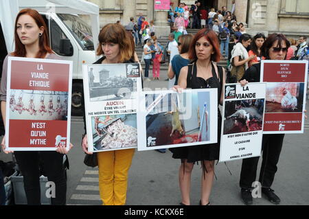 L269 Tierschutzaktivisten protestieren gegen Tierverstöße und fordern die Schließung von Schlachthöfen in Lyon, Frankreich Stockfoto