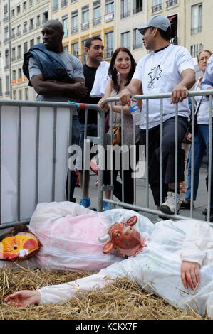 L269 Tierschutzaktivisten protestieren gegen Tierverstöße und fordern die Schließung von Schlachthöfen in Lyon, Frankreich Stockfoto