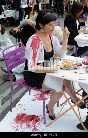 L269 Tierschutzaktivisten protestieren gegen Tierverstöße und fordern die Schließung von Schlachthöfen in Lyon, Frankreich Stockfoto