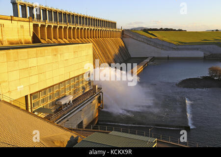 Hume-Staudamm und Auslaufen auf dem Murray River, der Grenze zwischen New South Wales und Victoria in der Nähe von Albury und Wodonga, Australien Stockfoto