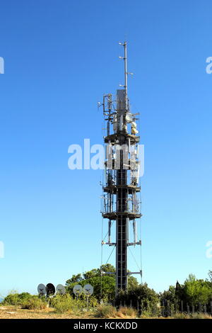 Moderne mobile Telefon oder Handy, Kommunikation Mast oder Turm, mit Kariösen Antennen und Satellitenschüsseln und Empfänger Stockfoto