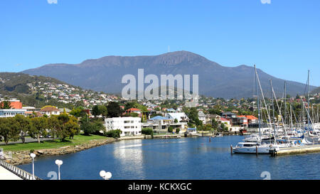 Mount Wellington (1269 m) vom Wrest Point Casino aus gesehen mit dem Wasser der Sandy Bay im Vordergrund. Hobart, Tasmanien, Australien Stockfoto