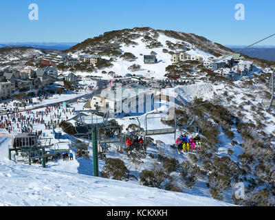 Das Dorf Mount Hotham im Winter, ein Skigebiet über den umliegenden Skifeldern auf einer Höhe von 1750 m. nordöstlich von Victoria, Austral Stockfoto