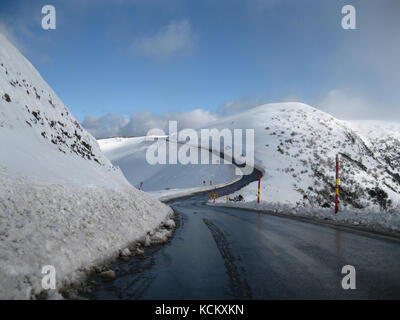 Straße, die den Mount Hotham im Winter absteigt. Nordöstlich von Victoria, Australien Stockfoto