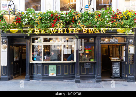 Das White Swan Pub, Neue Zeile, Covent Garden, London, England, UK, mit Kunden sitzen in das Fenster. Stockfoto