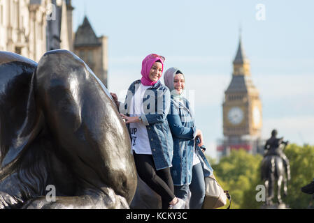 Zwei muslimische tragen hejabs genießen Sie einen Tag in Trafalgar Square, London, England, Großbritannien Stockfoto