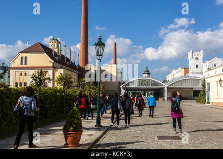 Menschen Pilsen Touristen im Innenhof der Brauerei Pilsner Urquell Tschechische Republik Stockfoto