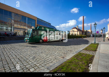 Die Brauerei Tour Bus erwartet die Besucher vor das Besucherzentrum, Innenhof der Brauerei Pilsner Urquell, Plzen, Tschechische Republik Stockfoto