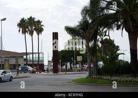 Cambrils, Spanien - Aug 27th, 2017: moderne Skulptur einen Tota vela, eine Runde über und der Hauptstrasse Promenade im Hafen Stockfoto