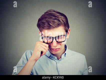 Nahaufnahme von einem weinenden Teenager Mann in Gläser Stockfoto