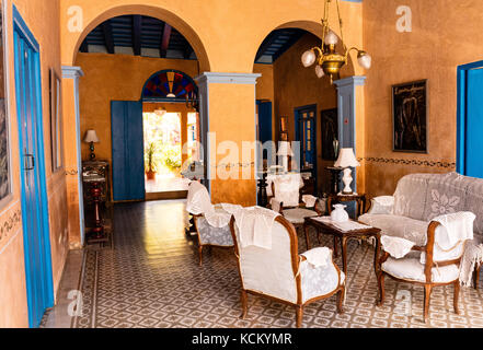 Zimmer mit schönen antiken Möbeln im Museo Romantico, Plaza Mayor, Trinidad, Kuba, Karibik Stockfoto