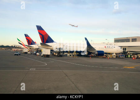 Seattle, Washington, USA - Jan 27th, 2017: Delta Airlines Boeing 767 Flugzeugen bereiten für Sie in Seattle Tacoma internationales Flughafen Seatac Stockfoto