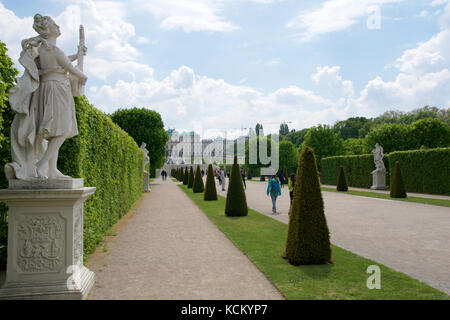 Wien, ÖSTERREICH - Apr 30th, 2017: schöne Gebäude des Oberen Belvedere an einem sonnigen Tag mit blauen Himmel und Wolken im Sommer und Touristen zu Fuß Stockfoto