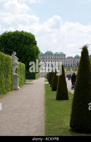 Wien, ÖSTERREICH - Apr 30th, 2017: schöne Gebäude des Oberen Belvedere an einem sonnigen Tag mit blauen Himmel und Wolken im Sommer und Touristen zu Fuß Stockfoto