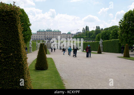 Wien, ÖSTERREICH - Apr 30th, 2017: schöne Gebäude des Oberen Belvedere an einem sonnigen Tag mit blauen Himmel und Wolken im Sommer und Touristen zu Fuß Stockfoto