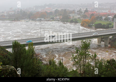 Pherson Bridge und Tamar River in Flood, Launceston, Tasmanien, Australien Stockfoto