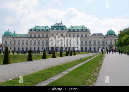 Wien, ÖSTERREICH - Apr 30th, 2017: schöne Gebäude des Oberen Belvedere an einem sonnigen Tag mit blauen Himmel und Wolken im Sommer und Touristen zu Fuß Stockfoto