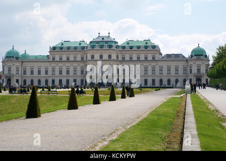 Wien, ÖSTERREICH - Apr 30th, 2017: schöne Gebäude des Oberen Belvedere an einem sonnigen Tag mit blauen Himmel und Wolken im Sommer und Touristen zu Fuß Stockfoto
