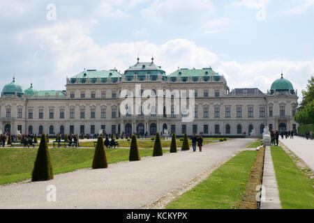 Wien, Österreich - Apr 30th, 2017: schöne Gebäude des Oberen Belvedere an einem sonnigen Tag mit blauen Himmel und Wolken im Sommer und Touristen zu Fuß Stockfoto