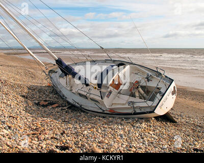 Die Yacht wurde nach einer schweren Überschwemmung am Northdown Beach ausgewaschen. Devonport, Tasmanien, Australien Stockfoto