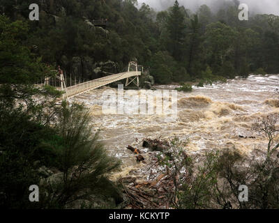 South Esk River in Überschwemmung und die Hängebrücke am First Basin fast unter Wasser. Cataract Gorge, Launceston, Tasmanien, Australien Stockfoto