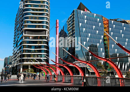 Erhöhte Fußgängerbrücke der Bourke Street über Bahngleise am Bahnhof Southern Cross zum Docklands Stadium, Melbourne, Victoria, Australien Stockfoto