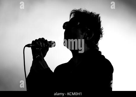 Benicassim, Spanien - Jun 16: Silhouette der Sänger von Echo und der bunnymen (Rock Band in Liverpool) gebildet, die in einem Konzert in der fib Festival am 16. Juli Stockfoto