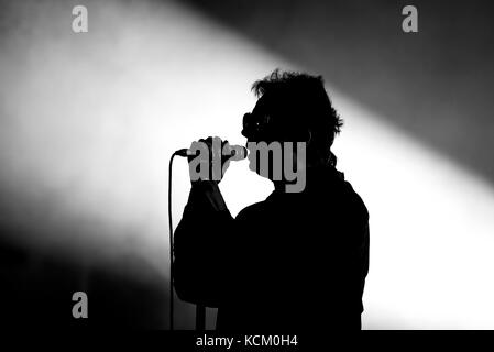 Benicassim, Spanien - Jun 16: Silhouette der Sänger von Echo und der bunnymen (Rock Band in Liverpool) gebildet, die in einem Konzert in der fib Festival am 16. Juli Stockfoto