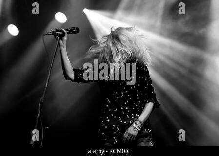 BENICASSIM, Spanien - JUL 16: The Kills (Rockband von der Sängerin Alison Mosshart, VV und Gitarrist Jamie Hince) führen in Konzert im FIB Festiv Stockfoto