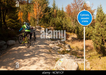 Radfahrer nicht zuhört Verkehrsschild. warmen sonnigen bunten Herbst in jizerka Berge an der Grenze zu Tschechien und Polen. aktive Touristen. Stockfoto