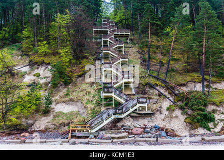 Hölzerne Treppe auf der Ostsee in Misdroy Seebad auf der Insel Wolin in der Woiwodschaft Westpommern in Polen Stockfoto