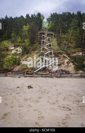 Hölzerne Treppe auf der Ostsee in Misdroy Seebad auf der Insel Wolin in der Woiwodschaft Westpommern in Polen Stockfoto