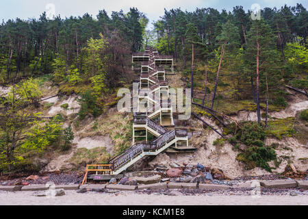 Hölzerne Treppe auf der Ostsee in Misdroy Seebad auf der Insel Wolin in der Woiwodschaft Westpommern in Polen Stockfoto